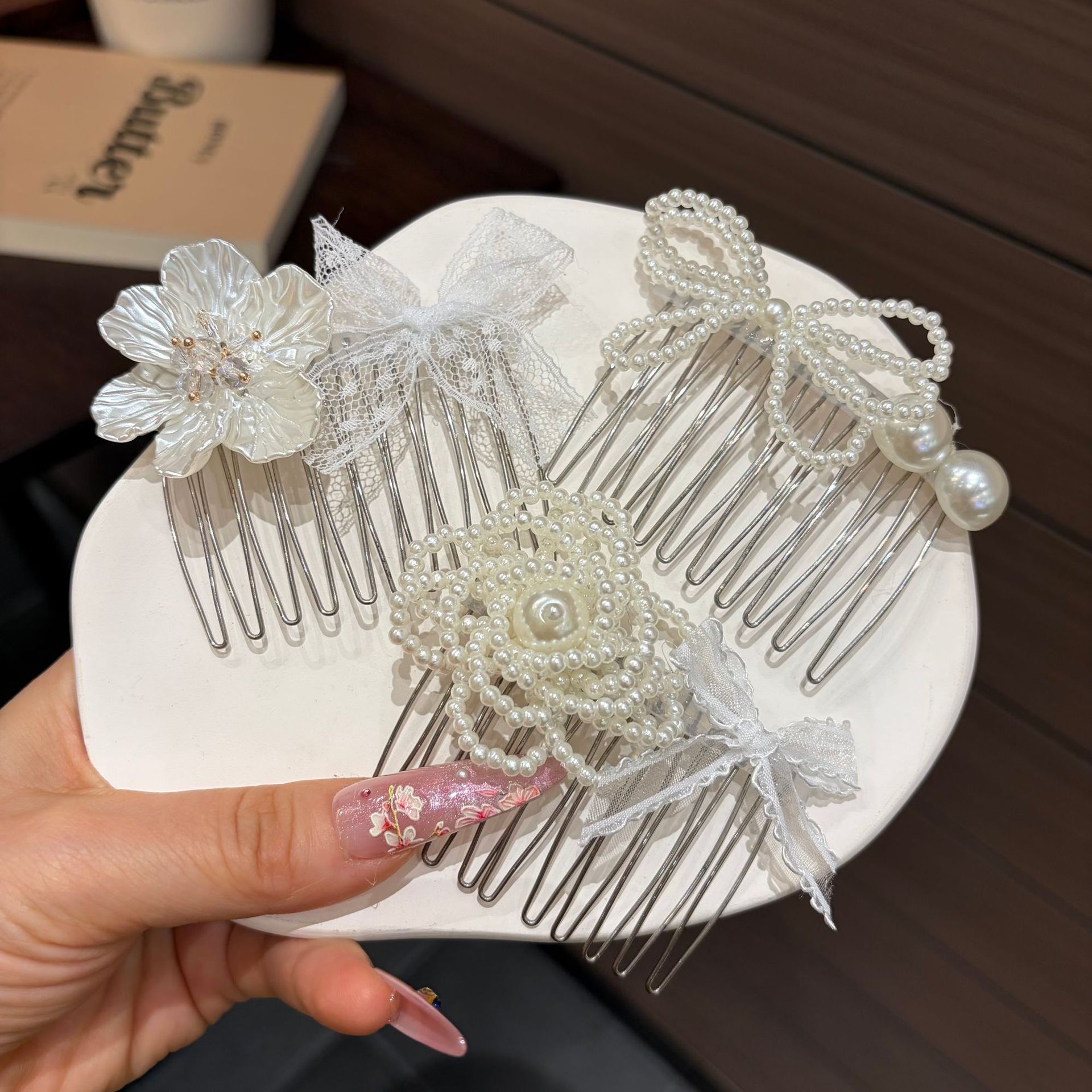 Hi Tech Accessories - Peineta floral de perlas invertida a