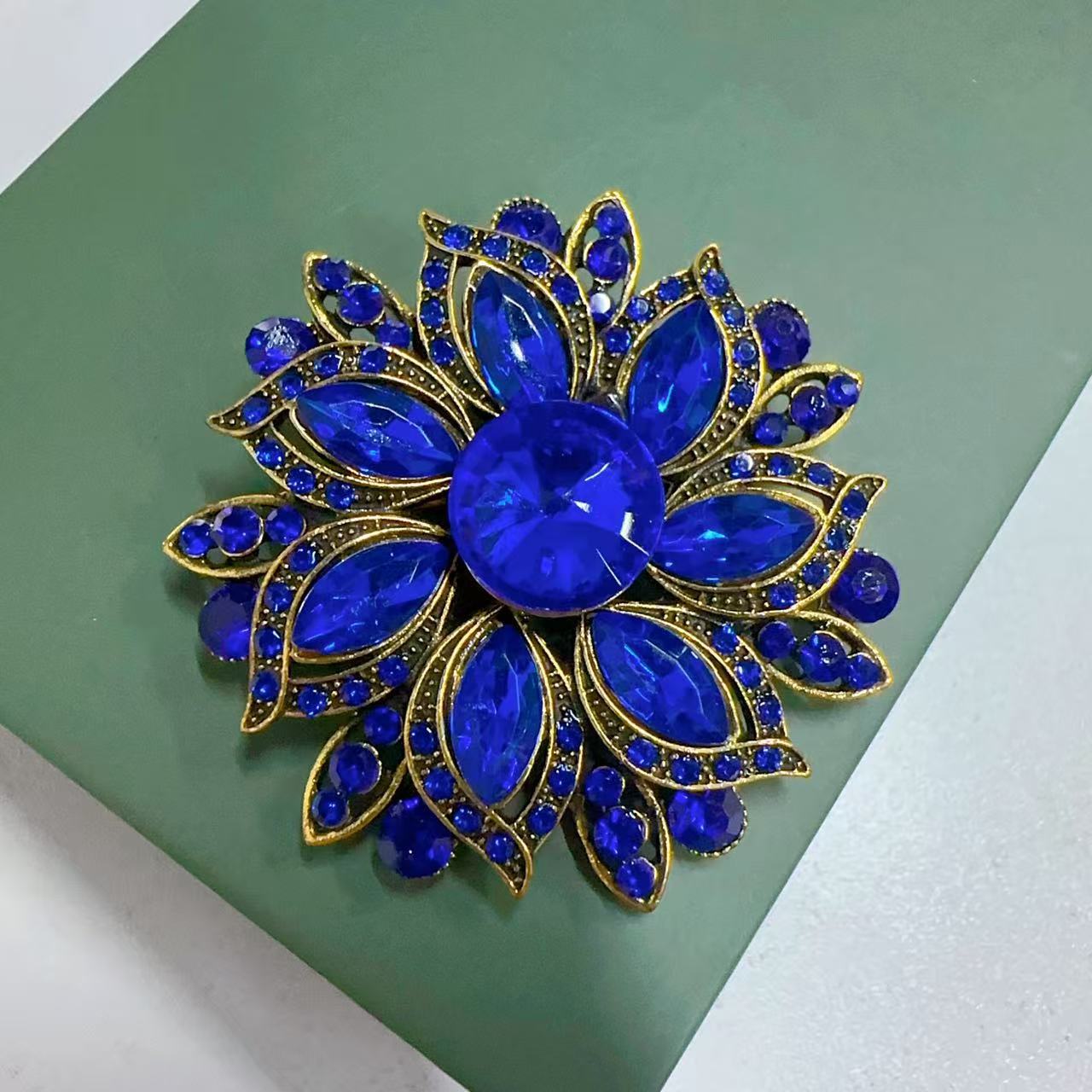 Broche de flores de cristal de - Hi Tech Accessories reseña y precio