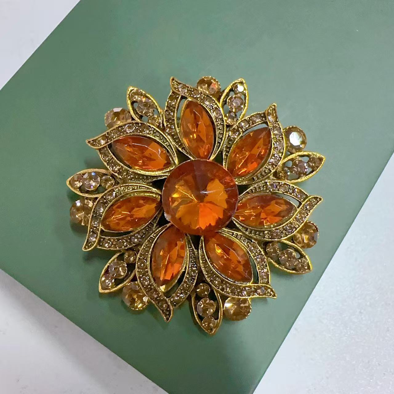 Broche de flores de cristal de - Hi Tech Accessories reseña y precio