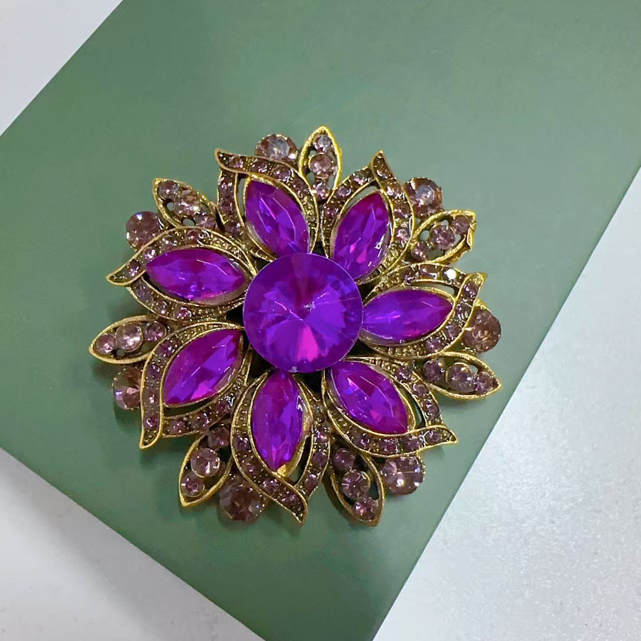 Broche de flores de cristal de - Hi Tech Accessories reseña y precio